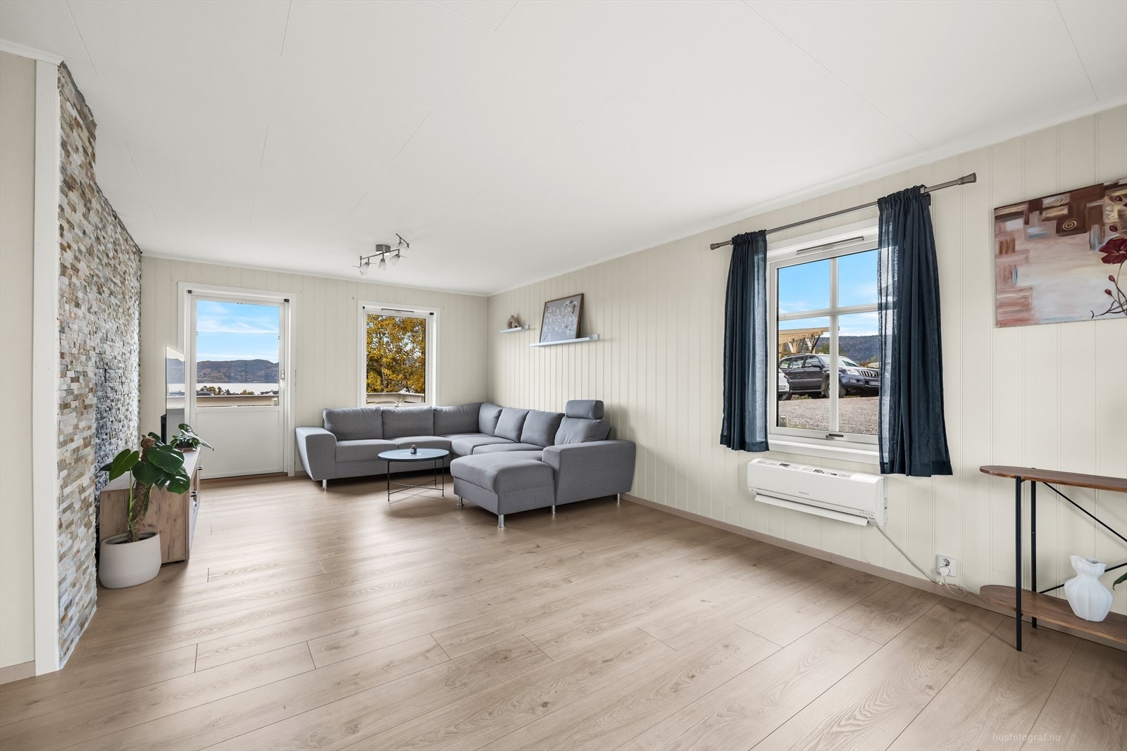 I både stue og kjøkken er det lagt ny parkett i 2025, som gir en helhetlig følelse. Galleribilde