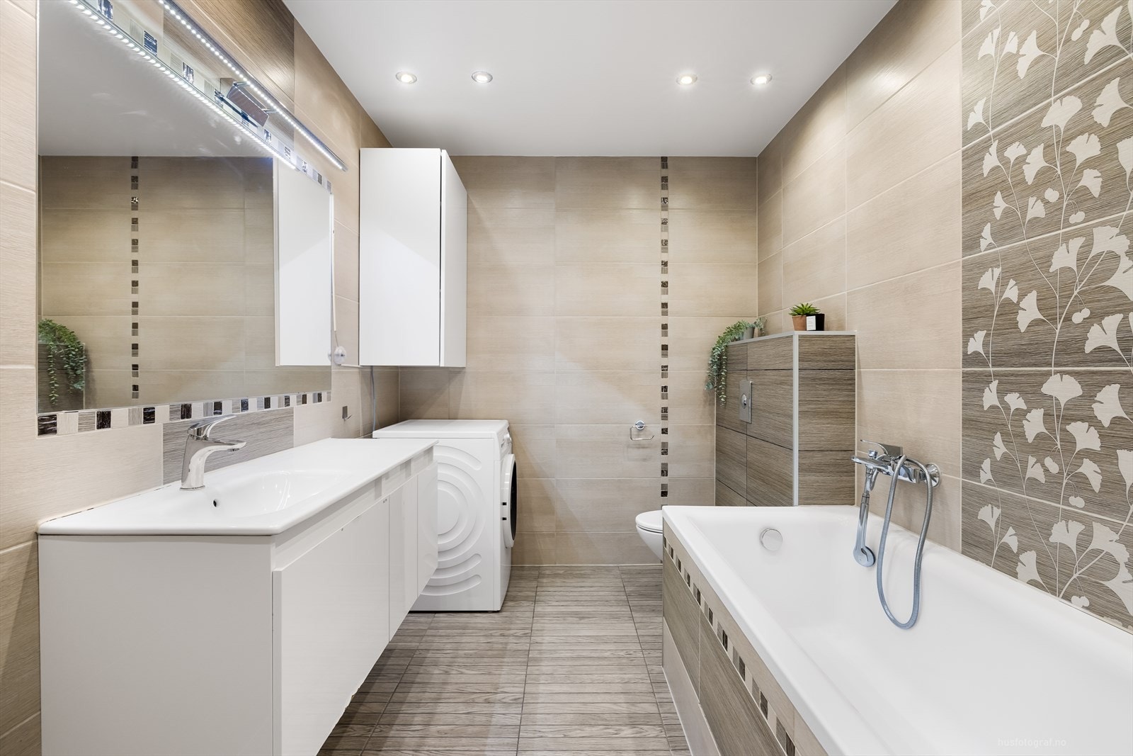 Badet har god oppbevaringsplass med en praktisk baderomsinnredning. Galleribilde