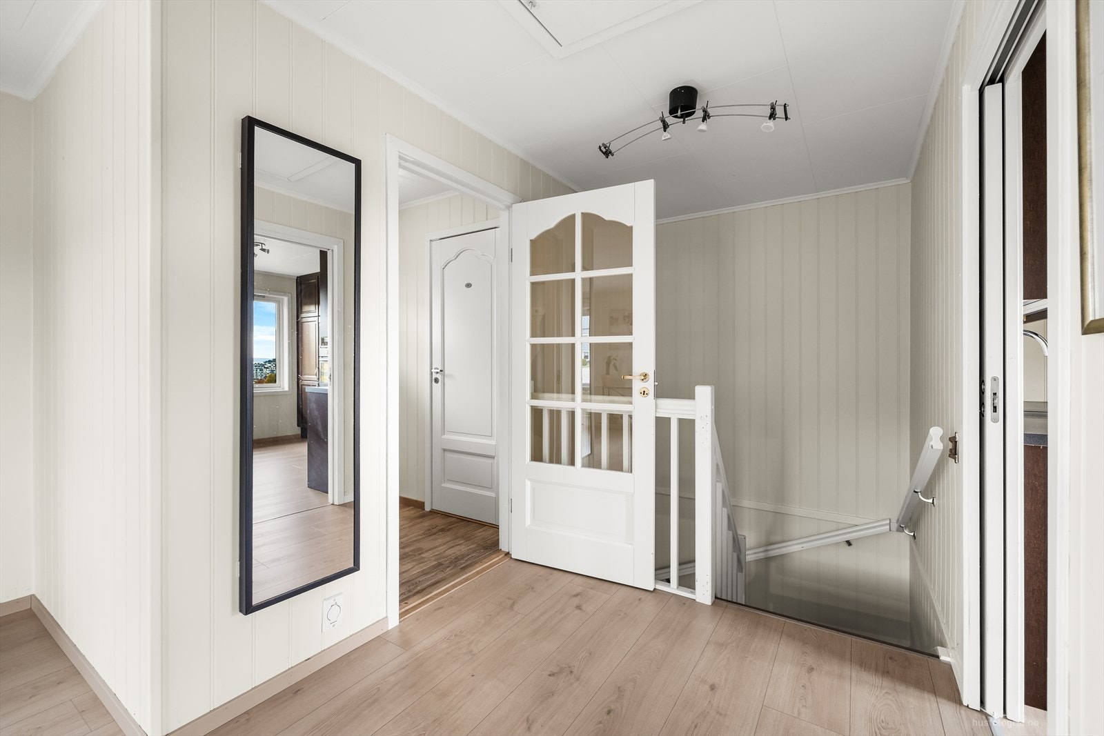 Fra stuen går man videre ned til underetasjen, hvor soverommene ligger. Galleribilde