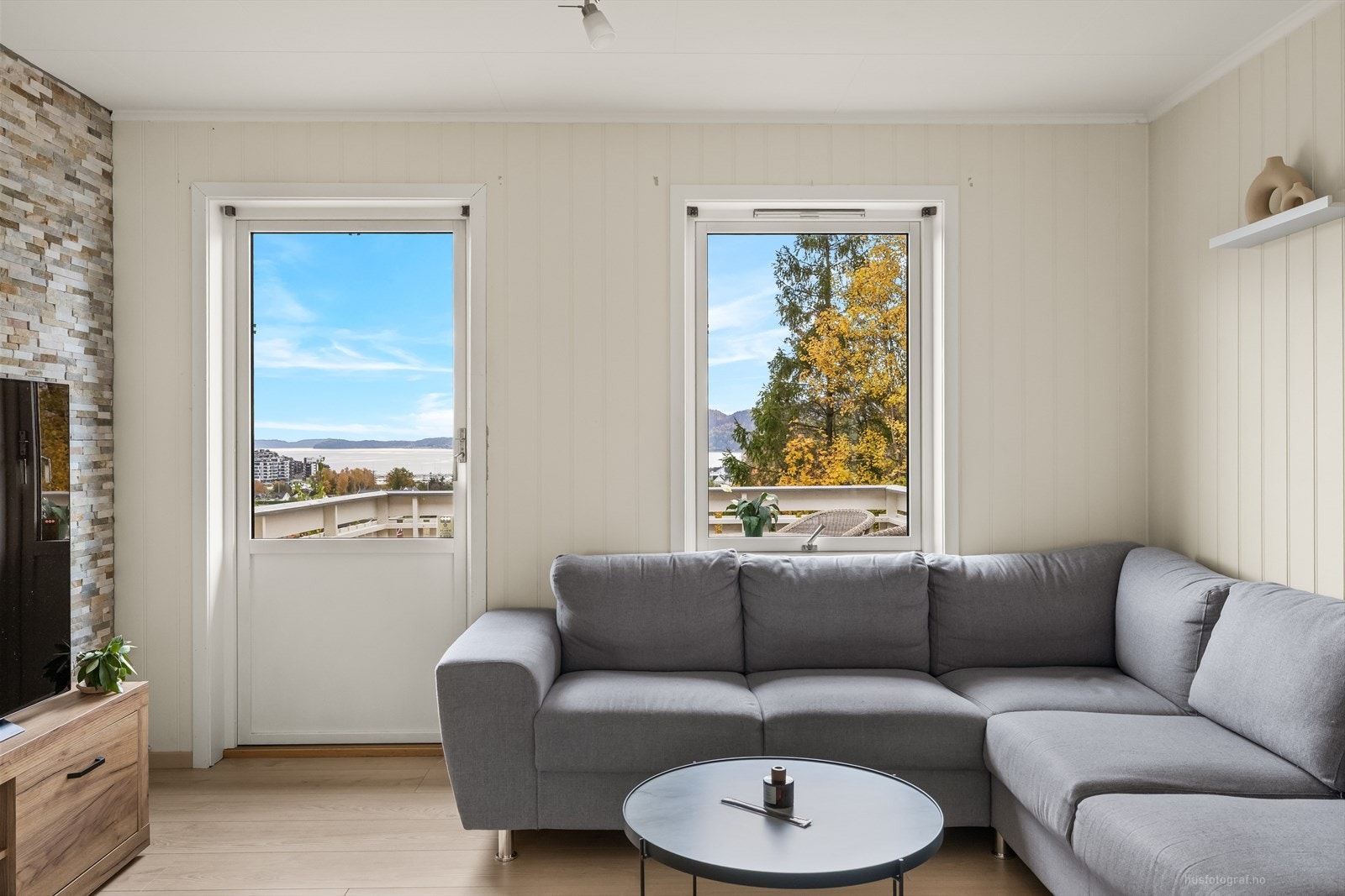 Fra stuen er det direkte utgang til en romslig balkong. Galleribilde