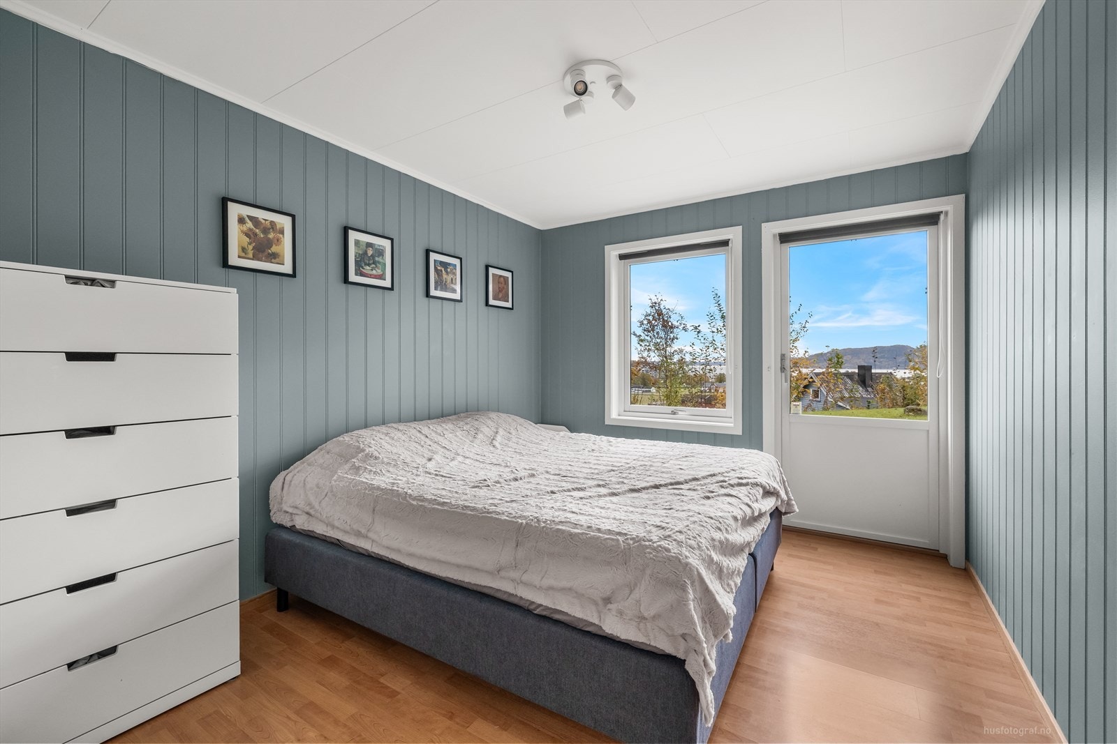 Hovedsoverommet har plass til dobbeltseng og nattbord, med egen verandadør ut til hagen. Galleribilde