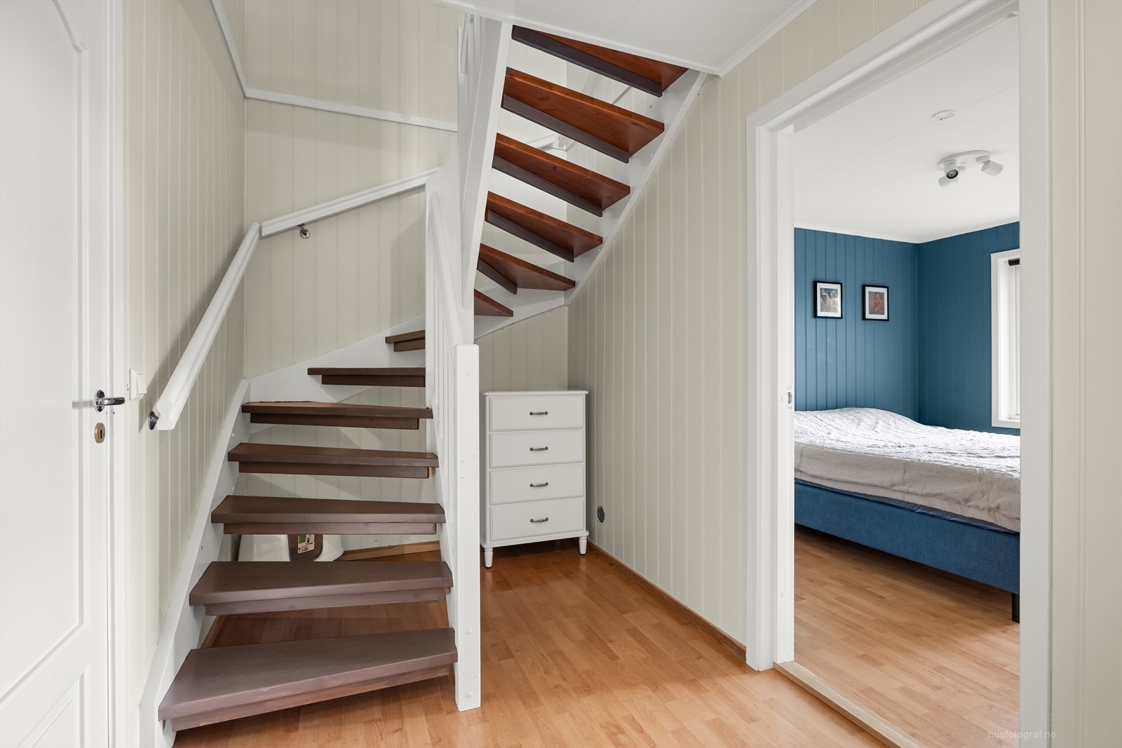Underetasjen byr på tre gode soverom og et romslig stilrent bad. Galleribilde