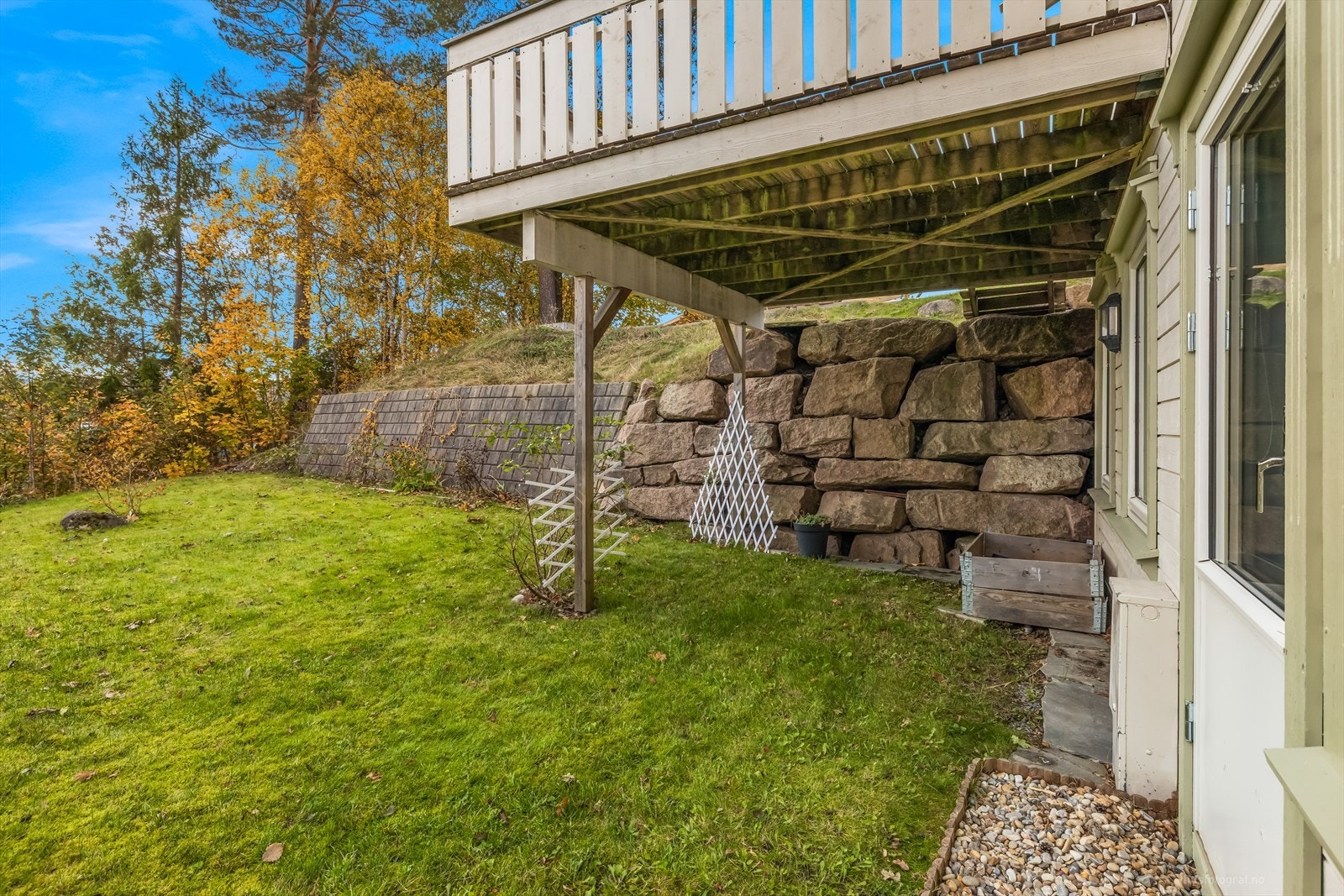 Boligen har en flott hage med plass til lekeapparater, spisegruppe eller det du måtte ønske. Galleribilde