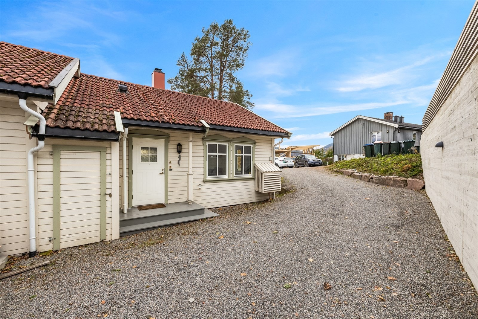 Parkering på tomten og en praktisk sportsbod rett utenfor ytterdøren. Galleribilde