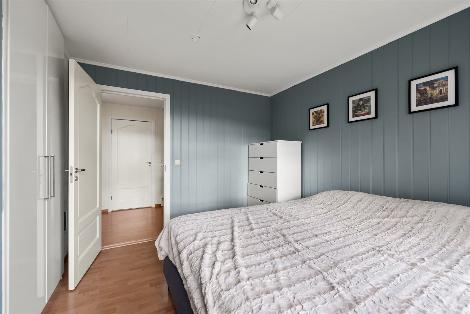 Rommet har også plass til garderobeskap for praktisk oppbevaring. Galleribilde