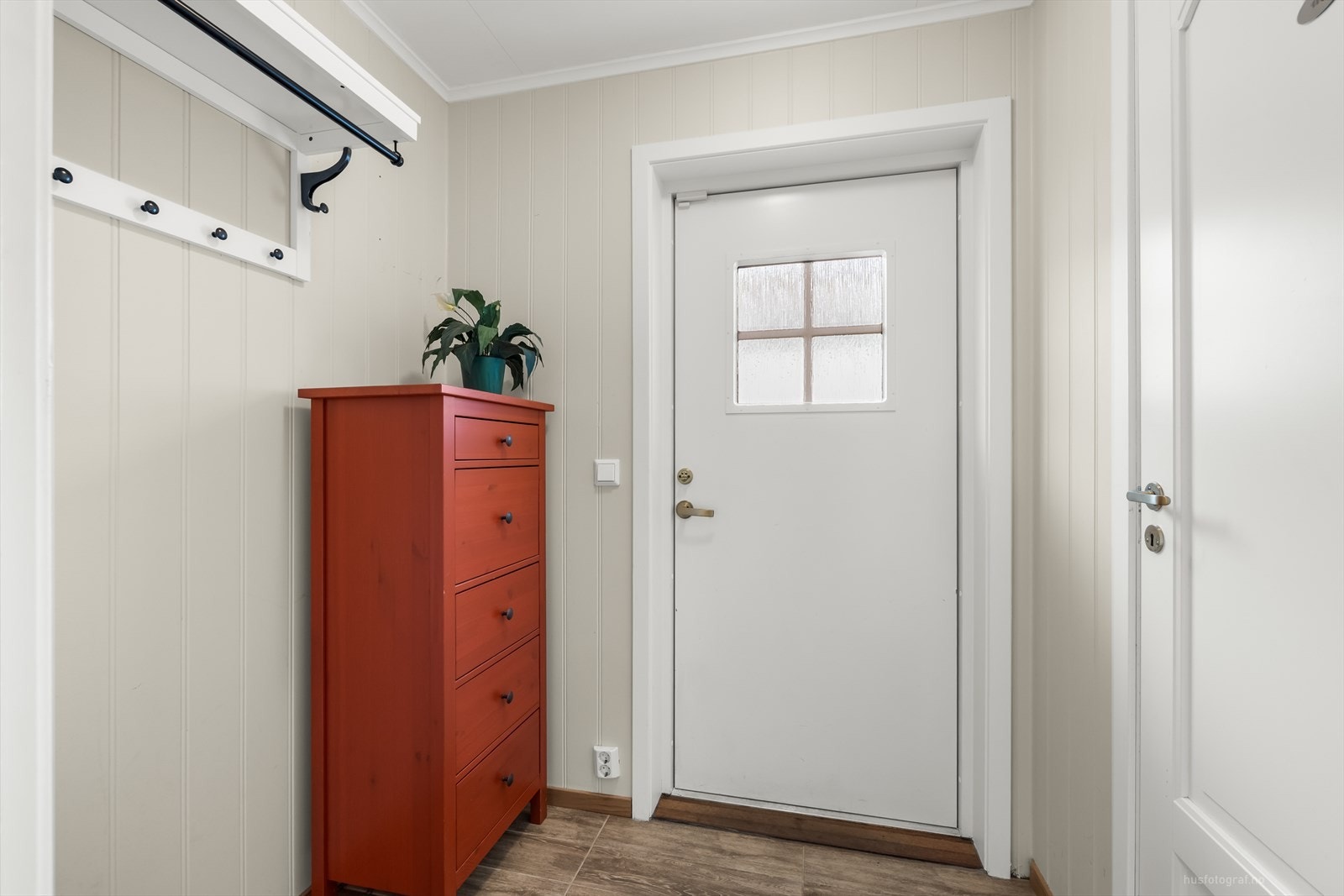 Velkommen inn til entréen med plass til oppheng av yttertøy og til å sette ifra seg sko. Galleribilde