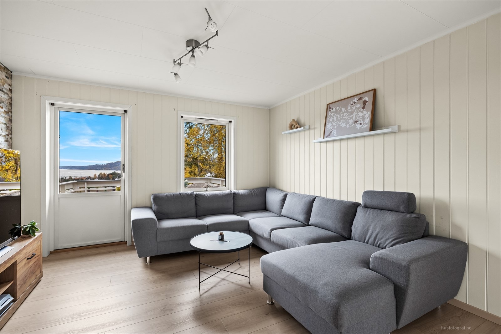 Vinduene slipper inn godt med naturlig lys, som gir rommet en luftig og åpen følelse. Galleribilde