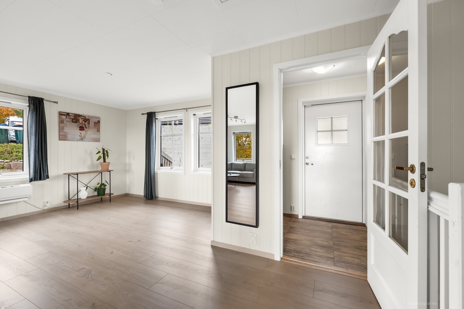 Fra gangen går man videre inn til kjøkkenet og hjertet av boligen, nemlig stuen. Galleribilde