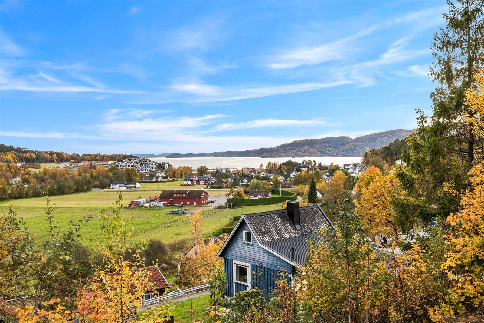 Her bor man nær sjøen og sentrum av Sande, samtidig som man har godt med frihet rundt seg. Galleribilde