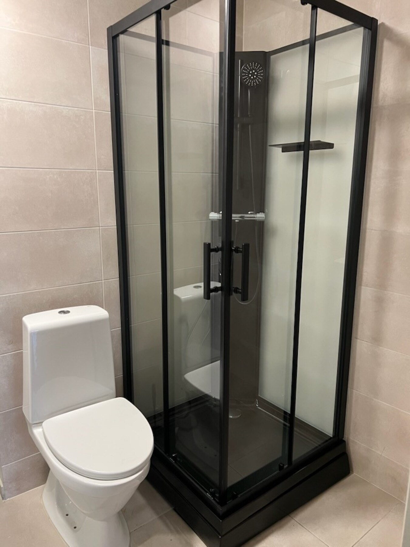 Dusjkabinett er satt inn etter at forrige bilde ble tatt. Galleribilde