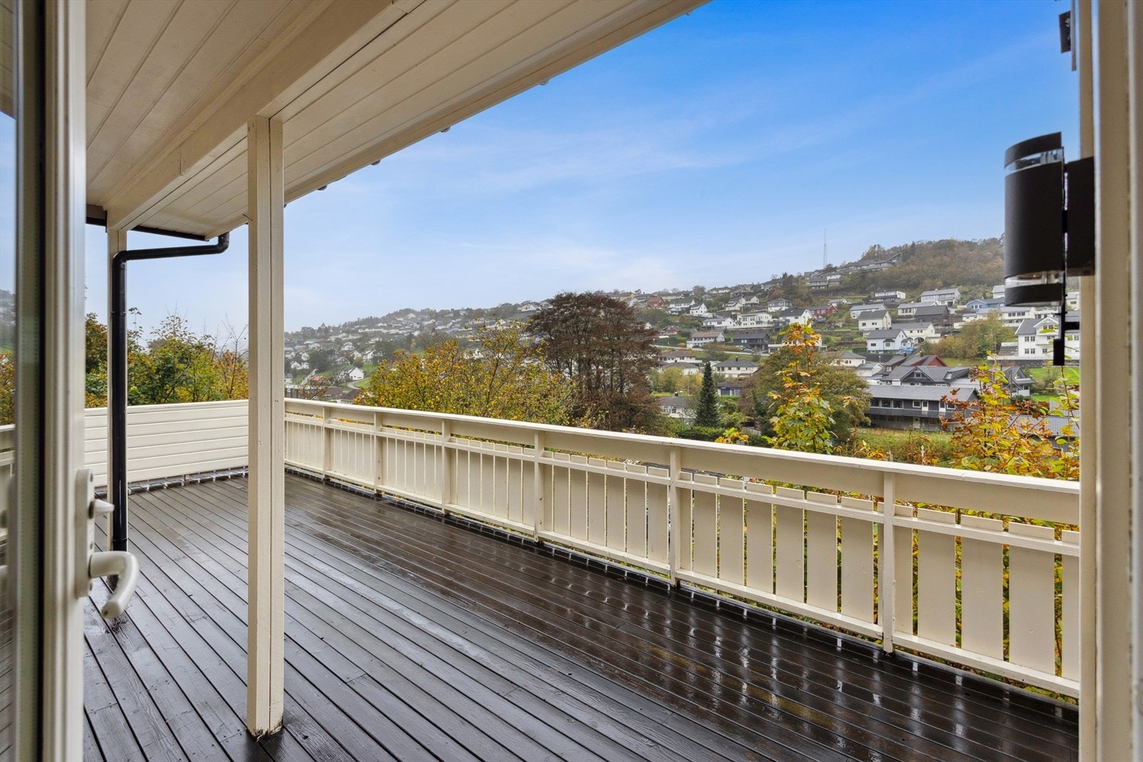 Tilhørende leiligheten er en stor terrasse med utsikt. Galleribilde