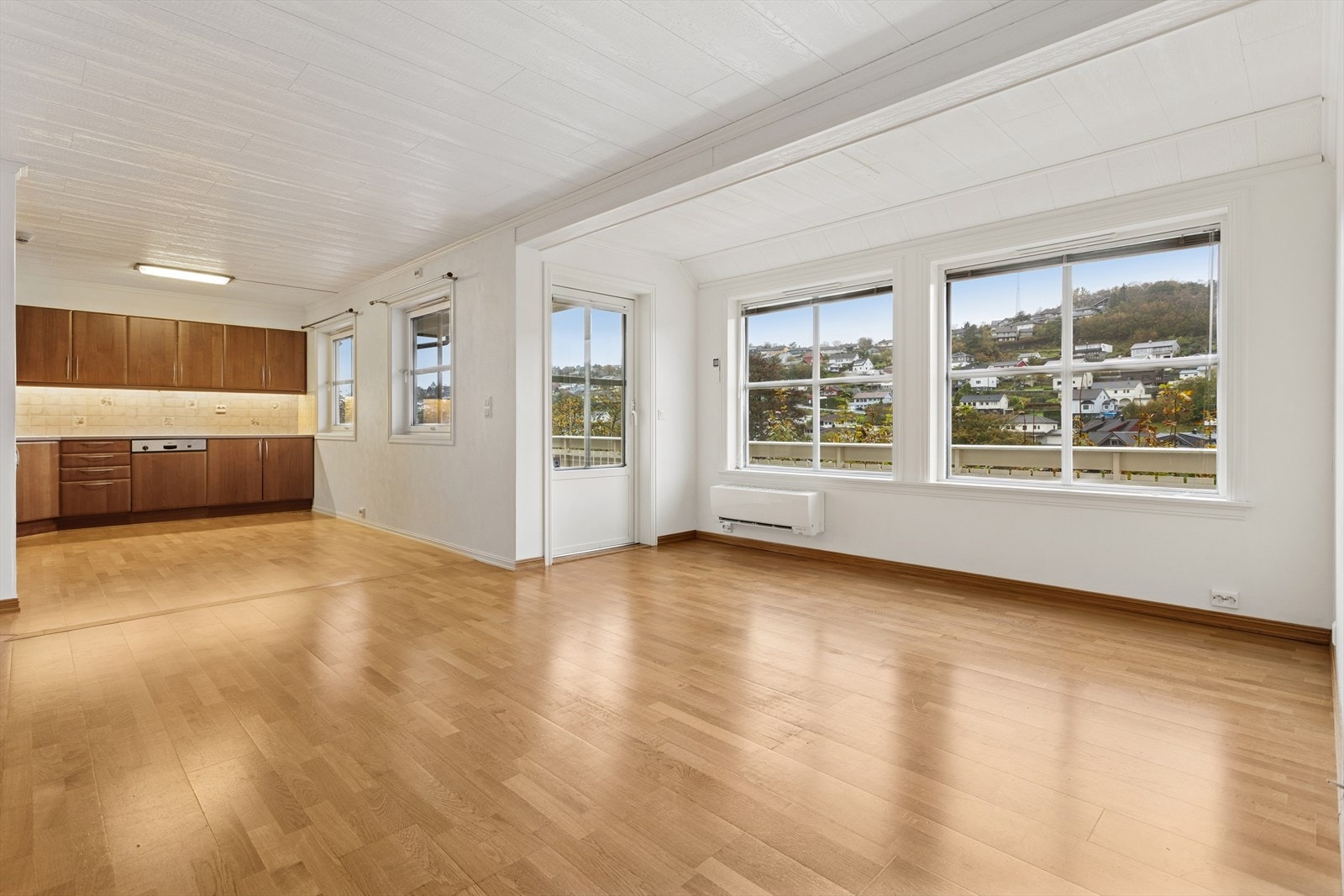 Leiligheten har en stor stue med åpen løsning mot kjøkkenet. Galleribilde