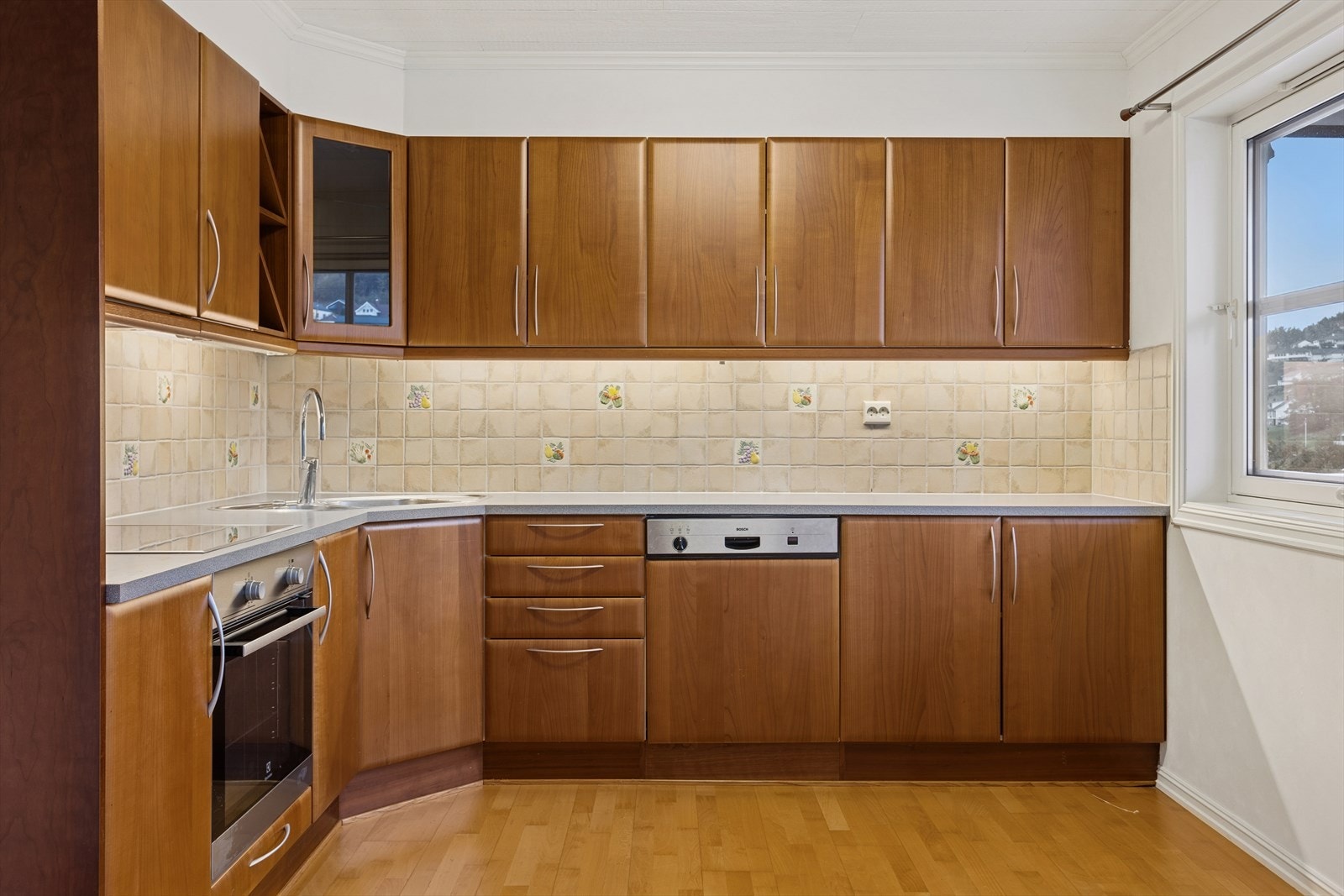 Innredningen består av både over- og underskap. Galleribilde