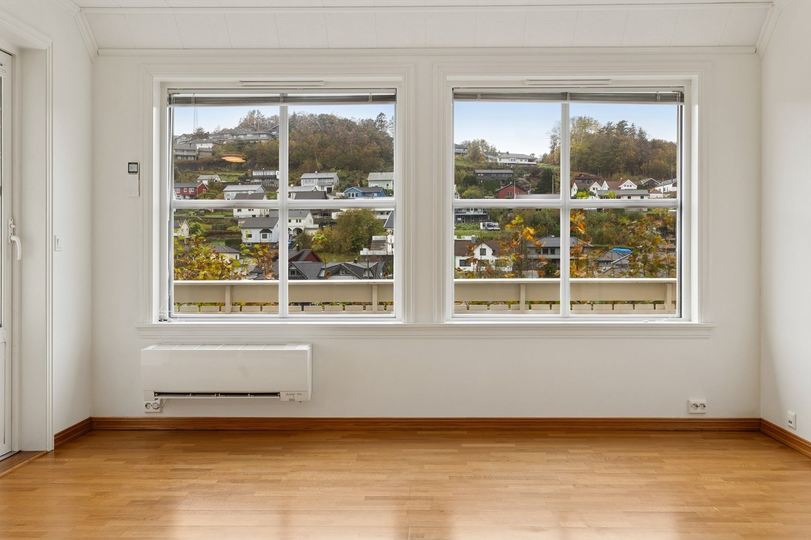 Rommet har flere vindusflater, samt dør ut til en stor terrasse. Galleribilde