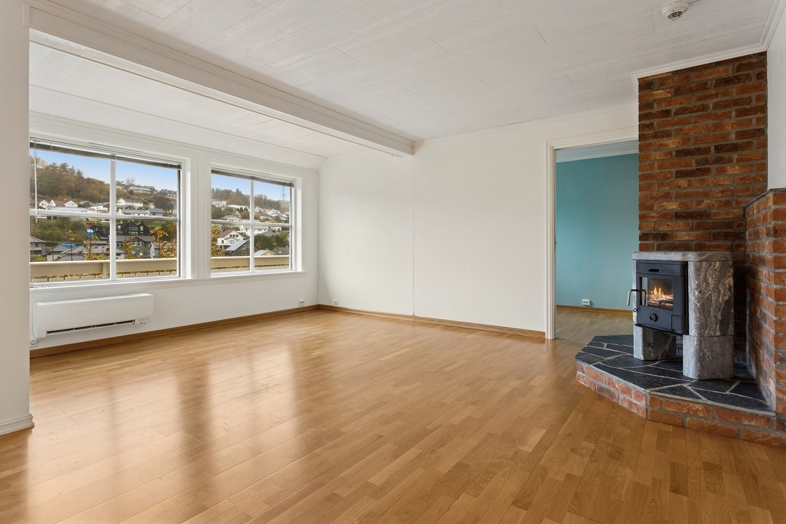 I stuen er det installert både peisovn og varmepumpe. Galleribilde