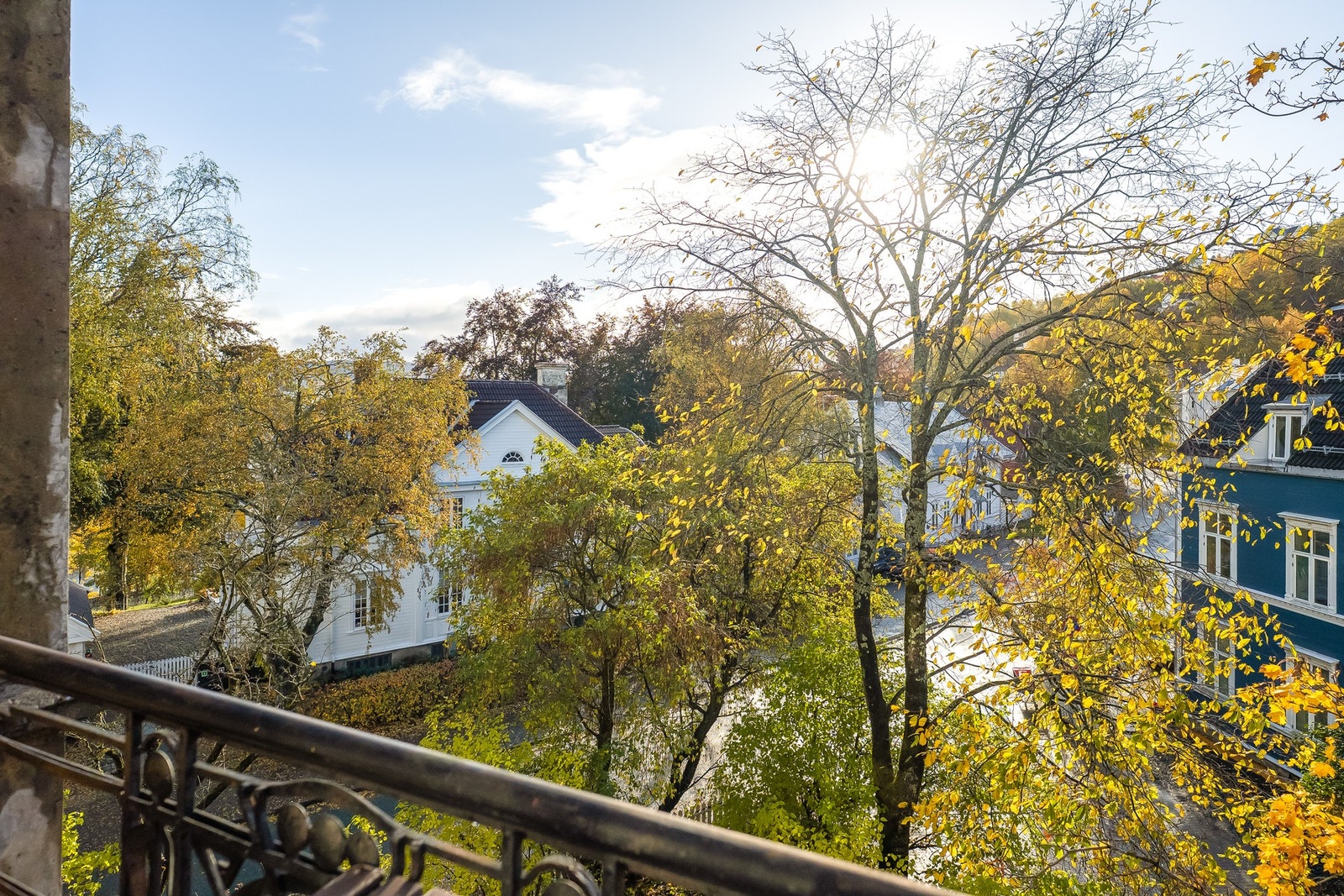 Balkongen har utsikt til flott tun-tre som skifter farge med årstidene Galleribilde