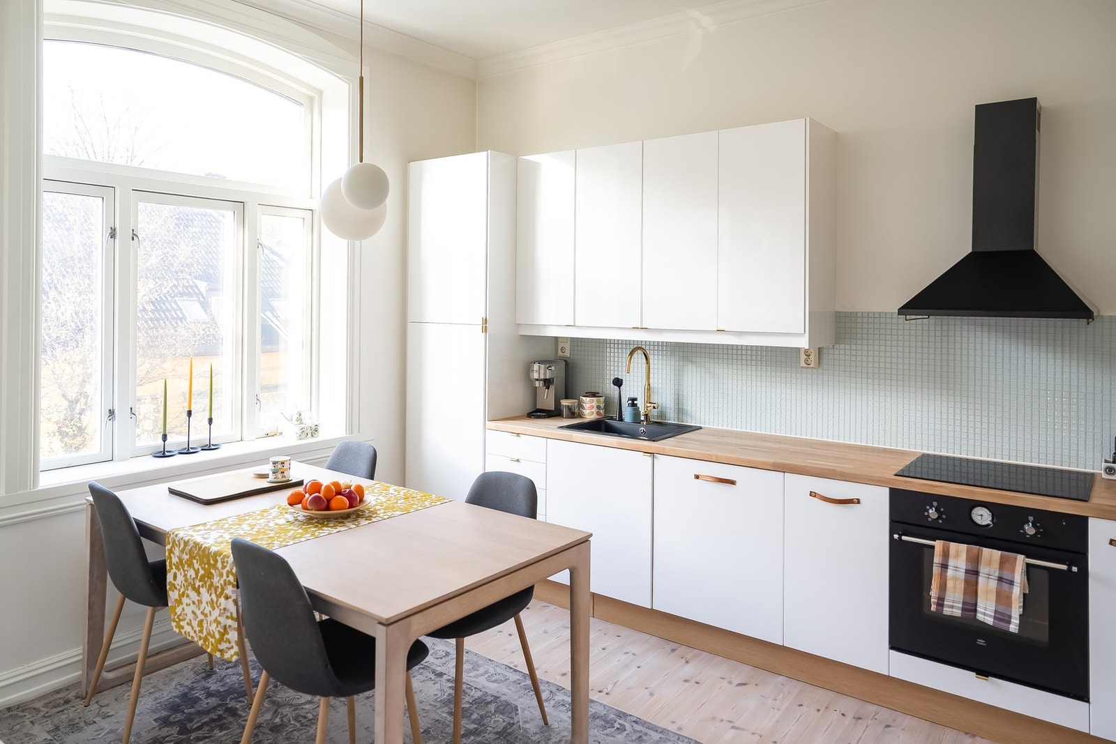 Kjøkkenet ble videre oppgradert i 2019. Benkeplaten er i heltre. Galleribilde