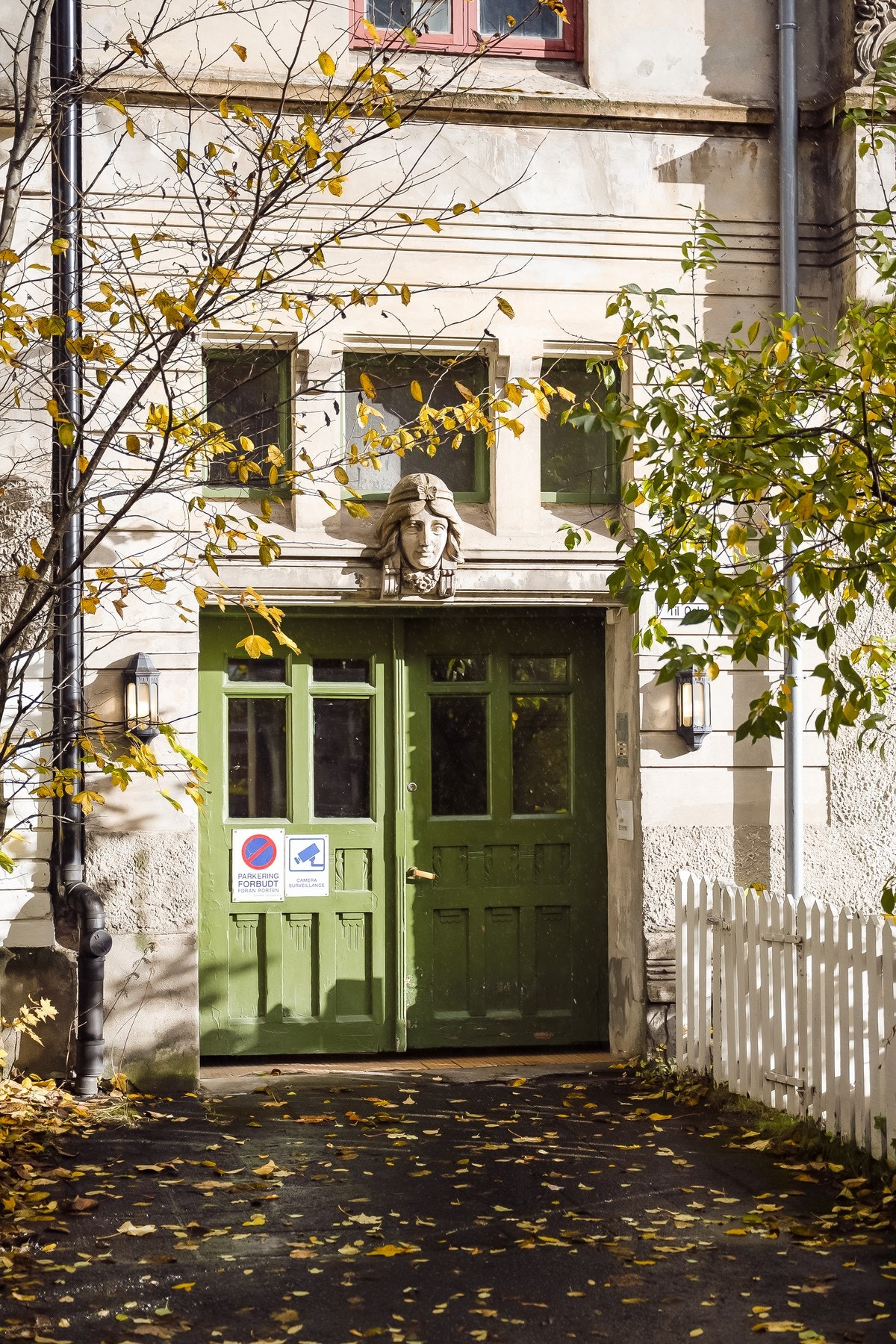 Gården har 2 innganger. Begge har flotte dører som står i stil med byggets opprinnelse. Galleribilde