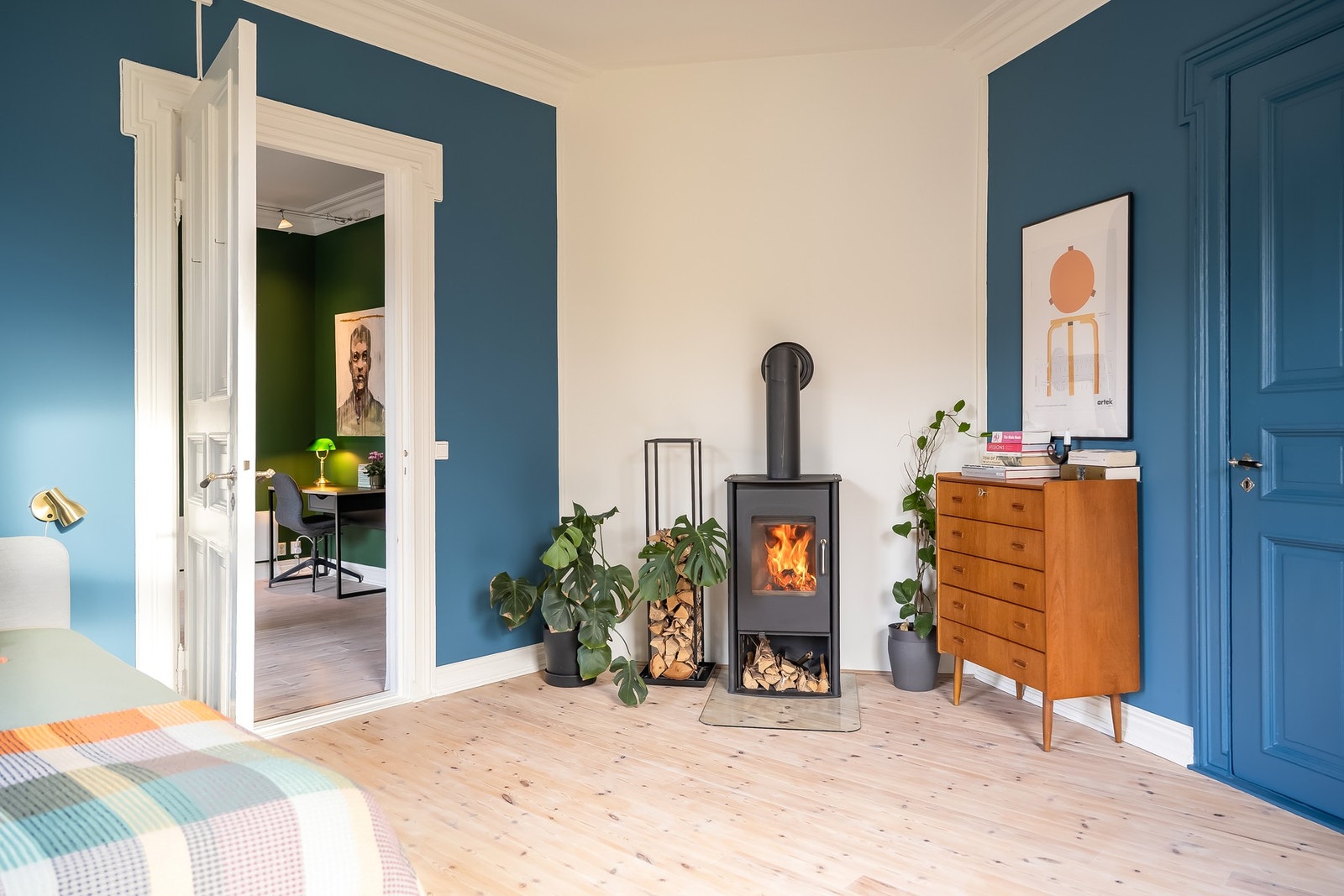 I hjertet av leiligheten er to romslige stuer med peis. Galleribilde