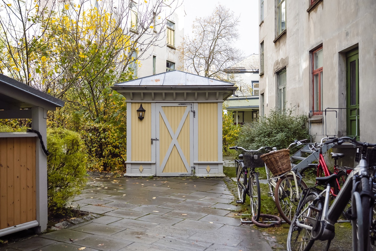 Felles utvending lagringsbod og sykkelparkering. Galleribilde