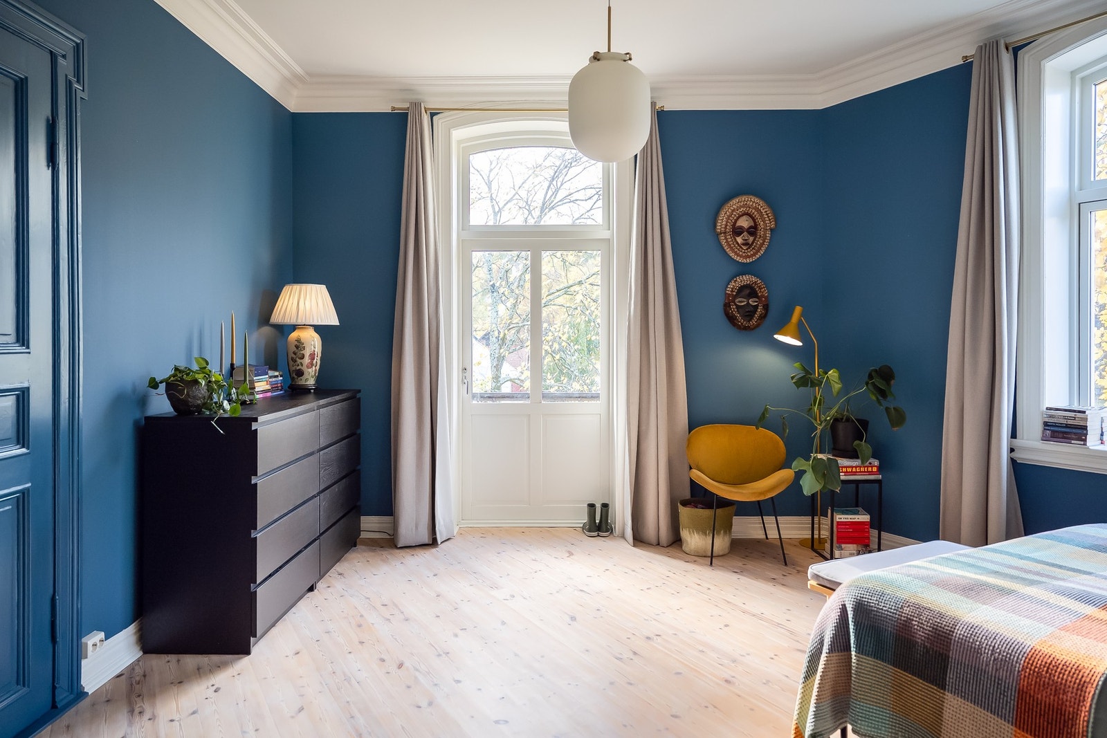 Den innerstue stuen har utgang til solrik balkong, og rommet brukes i dag som hovedsoverom. Galleribilde