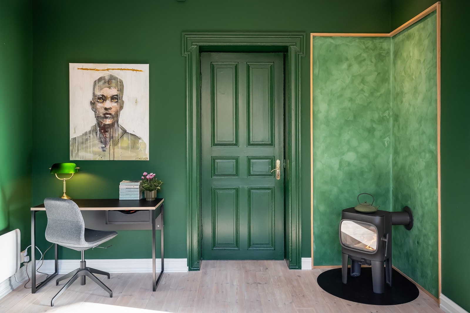 Svært god lagring fordelt på egen bod i kjeller og på loft. På loft har man også felles tørkemulighet. Galleribilde