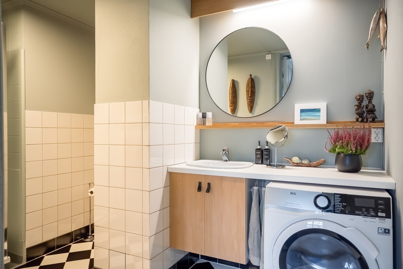 Baderomsmøbelet er tilpasset slik at vaskemaskinen får plass under innredningen. Galleribilde