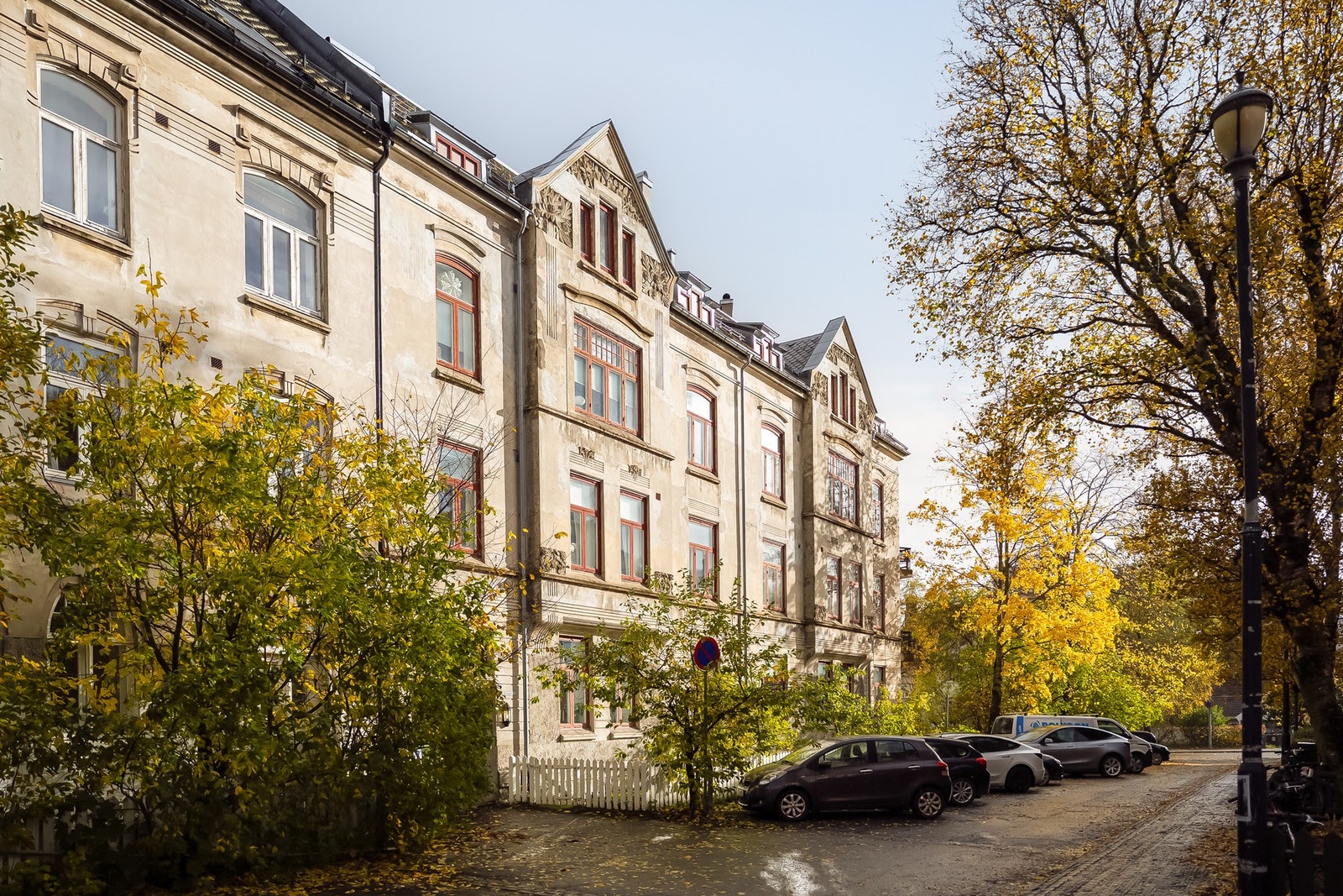 Bygården i Osloveien 6 er tegnet av en av våre viktigste arkitekter rundt århundreskiftet. Johan Osness var spesielt anerkjent for sine gårder oppført i jugendstil. Galleribilde