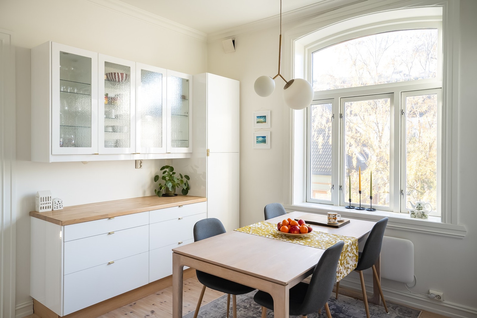 Flott buet vindu på kjøkkenet. Galleribilde