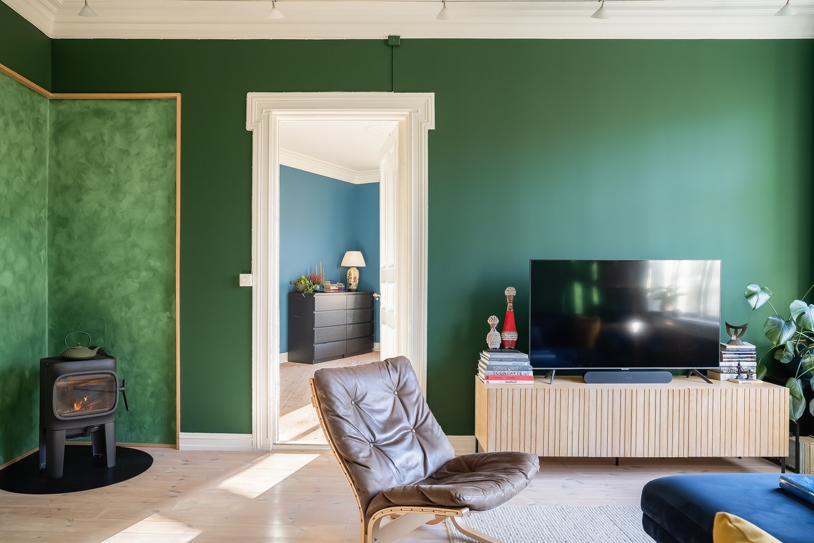 Høye himlinger med stukkaturer og profilert listverk underbygger den gjennomførte stilen. Galleribilde