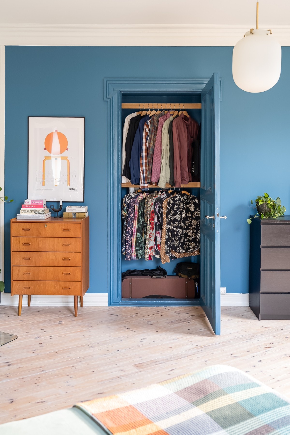 Leiligheten er gjennomgående med originale heltredører. Her brukt som garderobe. Galleribilde