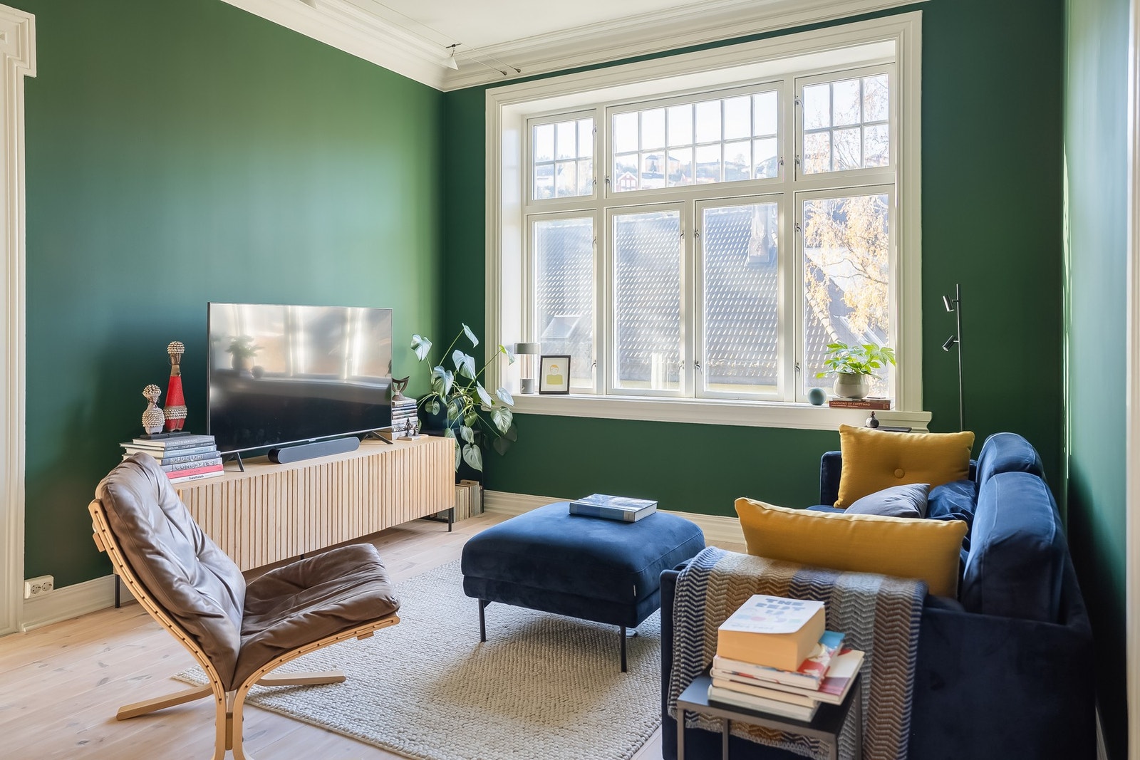 Felles for rommene er store dype vinduer som gir godt med innlys. Galleribilde