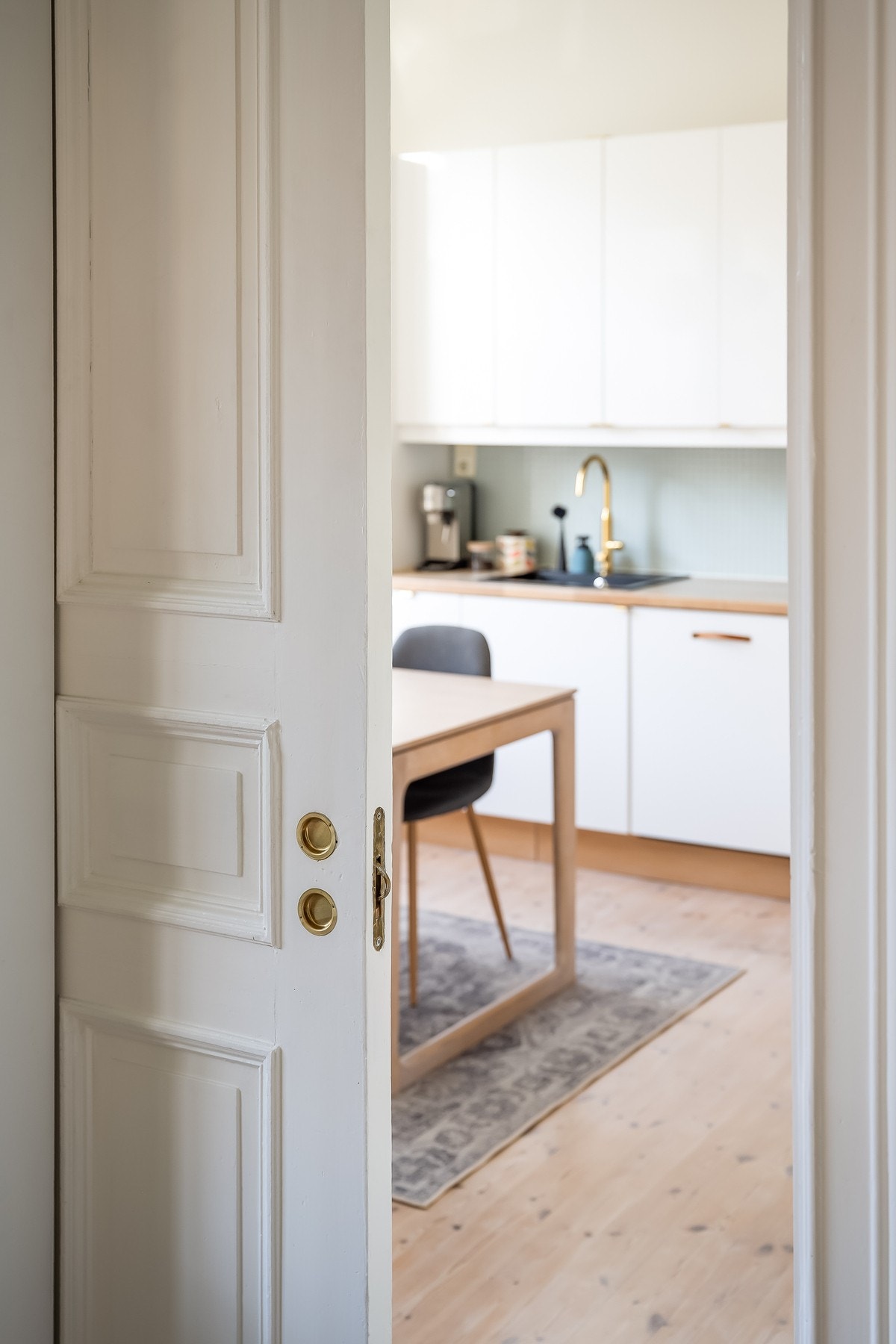 Heltredører er gjennomgående i leiligheten. Galleribilde