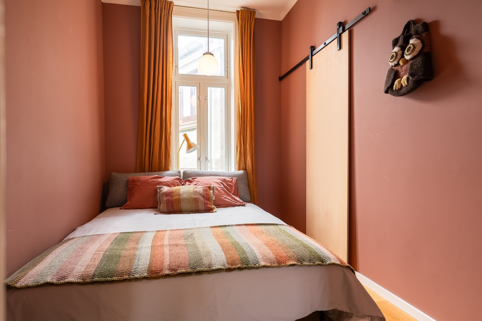 Soverom med garderobe rom bak skyvedøren- Galleribilde