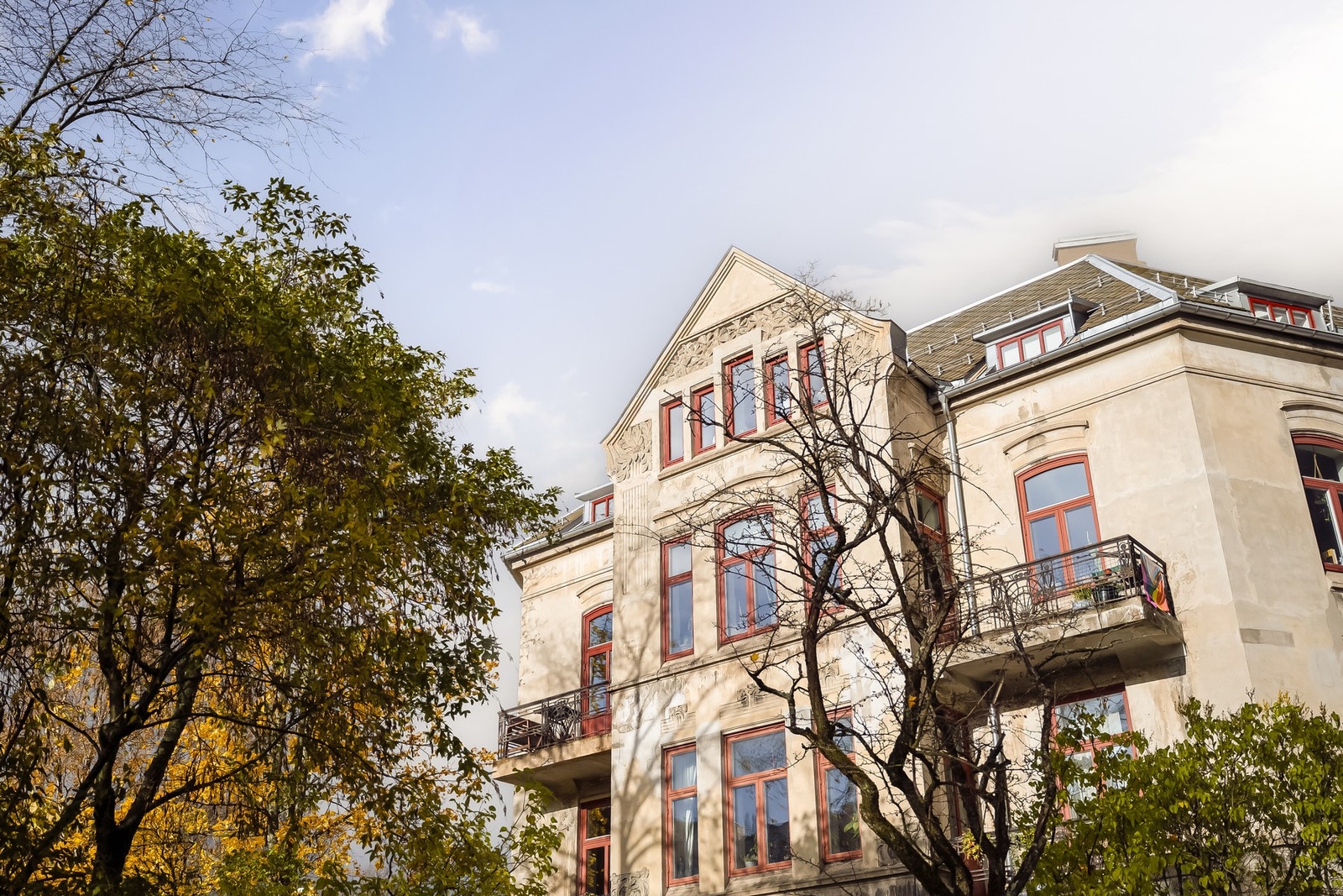 Sameiet har fokusert på å vedlikeholde og oppgradere utvendig og innvending, slik at standarden på fellesareal møter dagens strenge krav til brannsikkerhet, elektriske anlegg, rør og øvrige byggetekniske deler, samtidig som det særegne er ivaretatt. Galleribilde