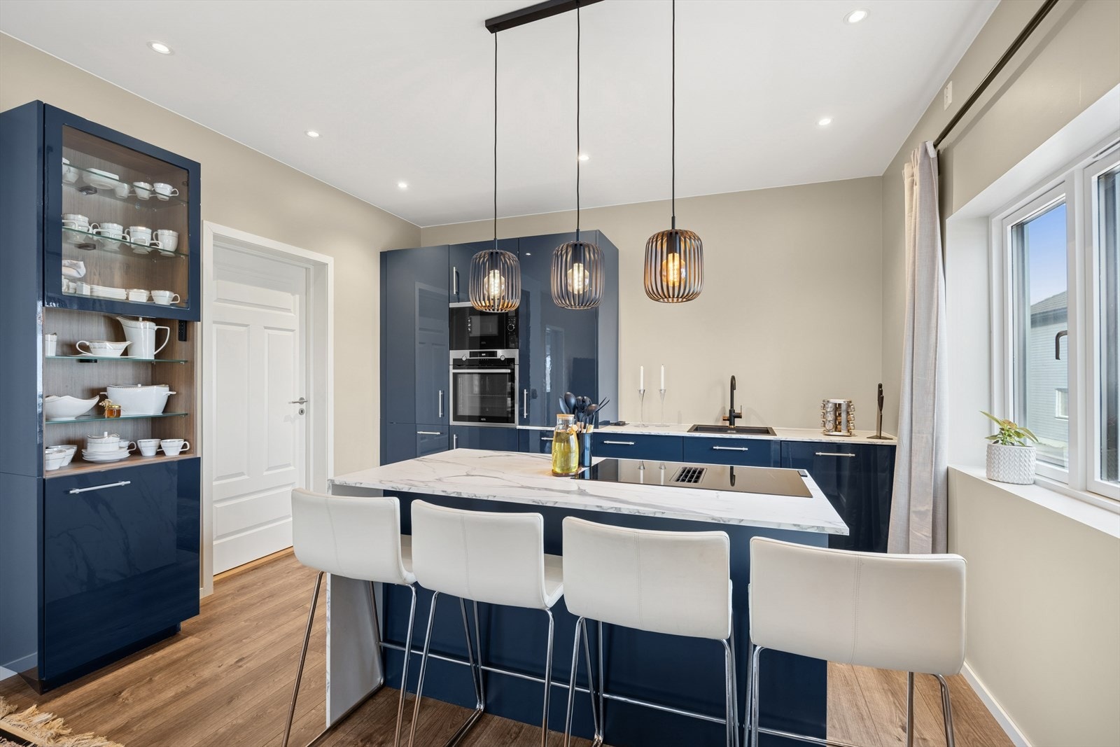 Boligen har åpen løsning mellom kjøkken og stue Galleribilde