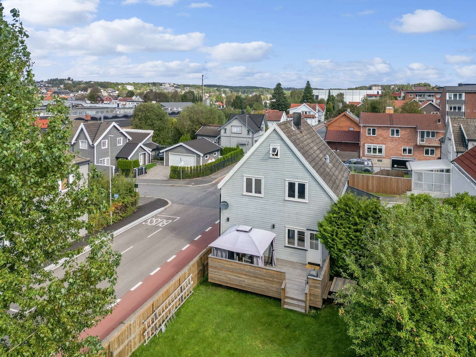 Enebolig med hage og sentral beliggenhet Galleribilde