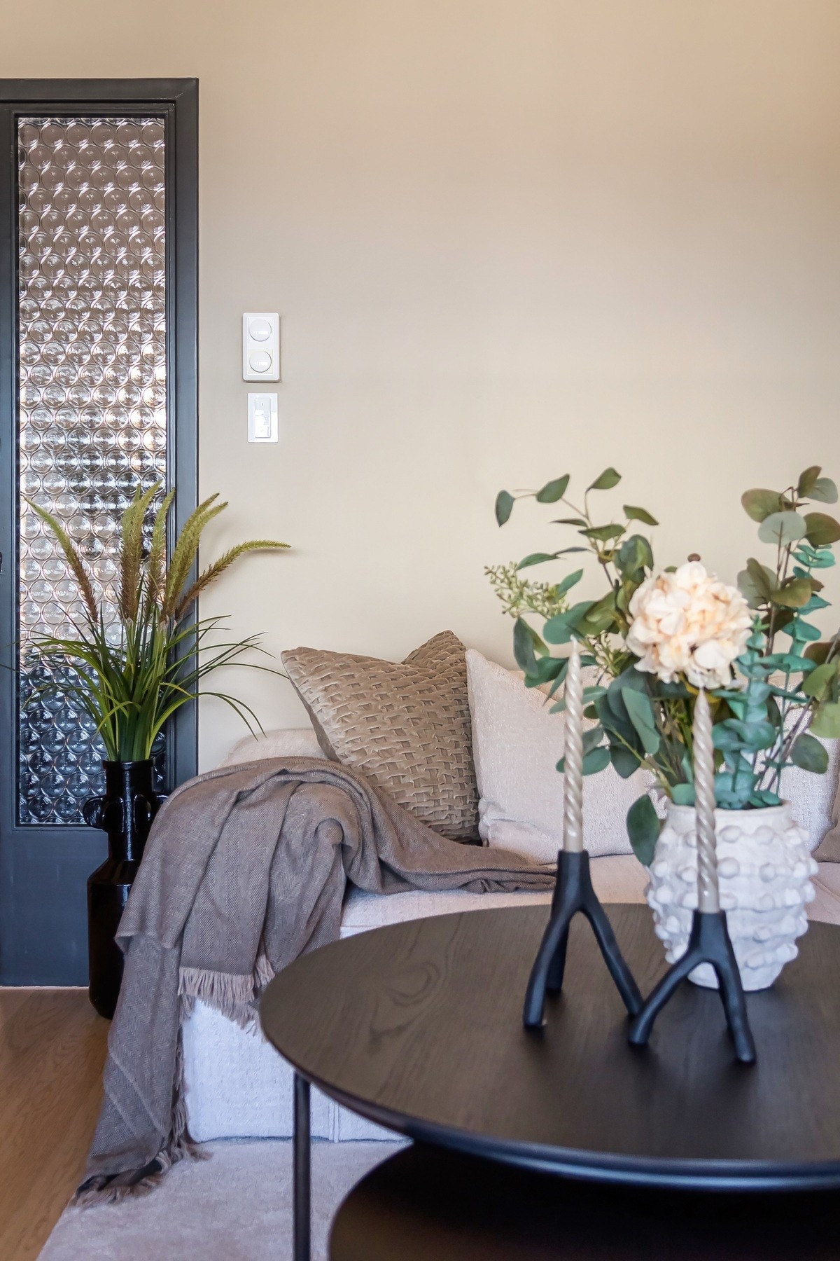Hjemmet preges av stilfulle detaljer med blomster og lys Galleribilde