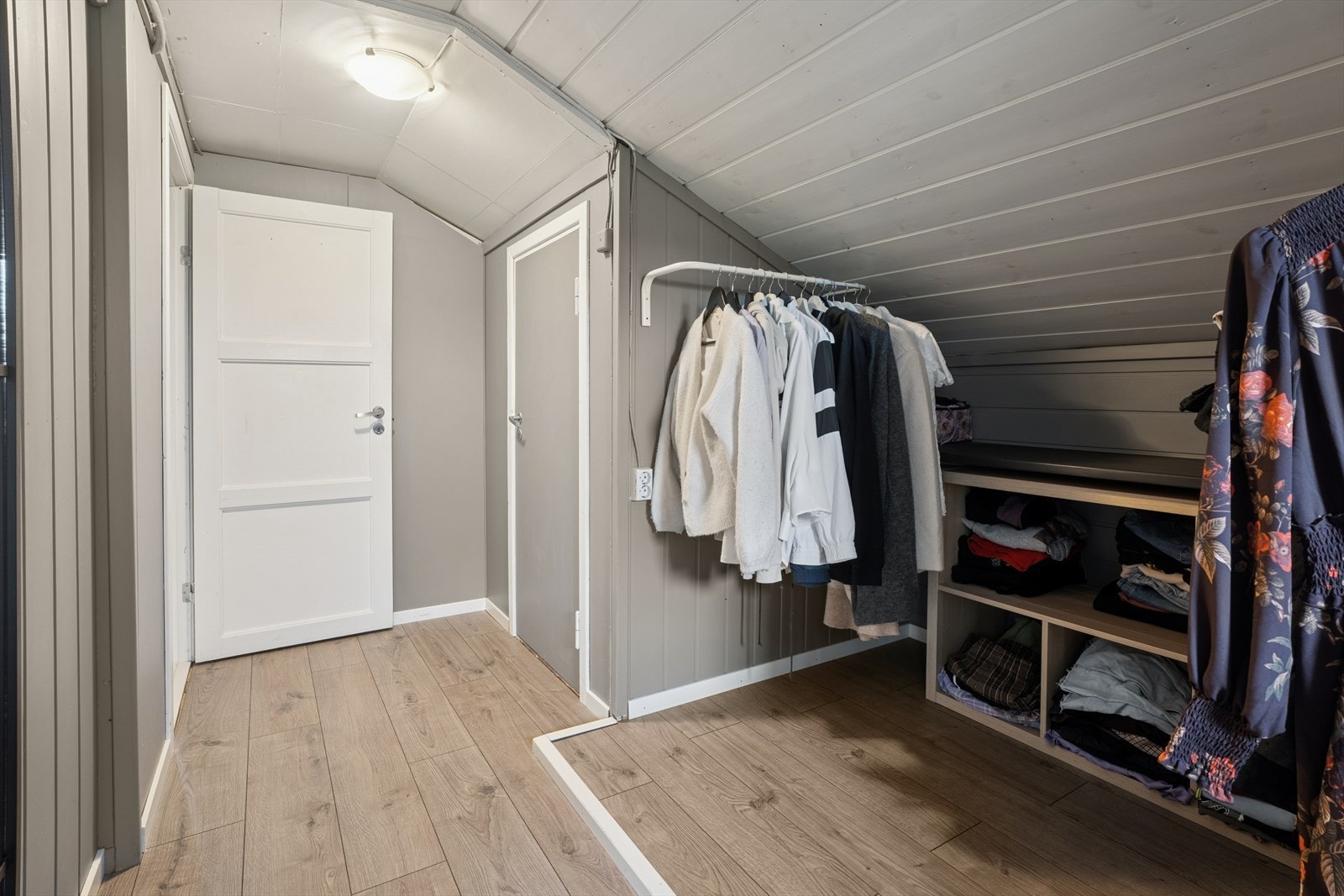 Det er en praktisk åpen garderobeløsning i loftetasjen. Galleribilde