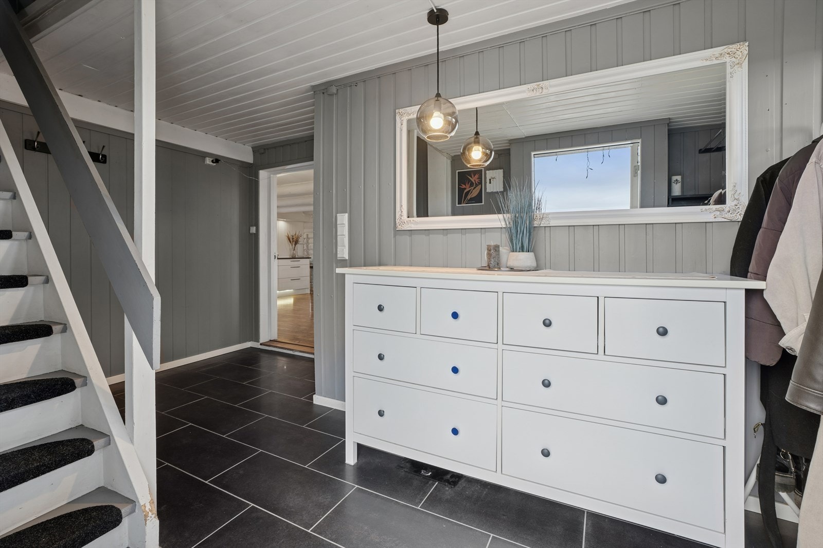 Fra entré/gang er det bratt trapp opp til loftsetasjen. Galleribilde