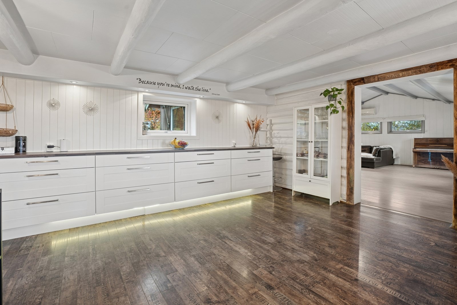 Kjøkkeninnredningen går videre inn i spisestuen. Galleribilde