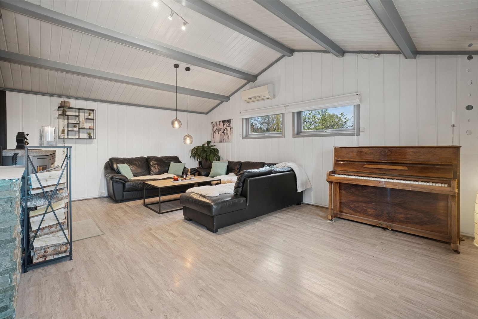 Stuen er romslig med god takhøyde og kan innredes i flere soner. Galleribilde