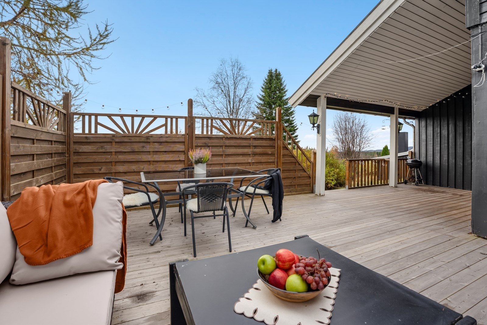 Fra stuen er det utgang til en skjermet, stor terrasse. Det er strømuttak og utebelysning på terrassen. Galleribilde