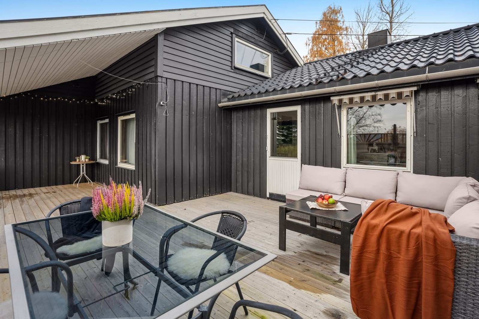 Deler av terrassen, utenfor spisestuen er overbygget. Galleribilde