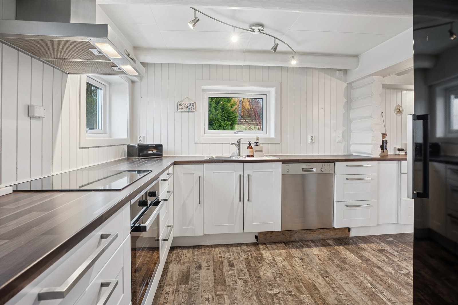 Det store kjøkkenet har innredning med laminerte skrog, folierte fronter på underskap og laminert benkeplate med oppvaskkum av stål og ett-greps blandebatteri. Galleribilde