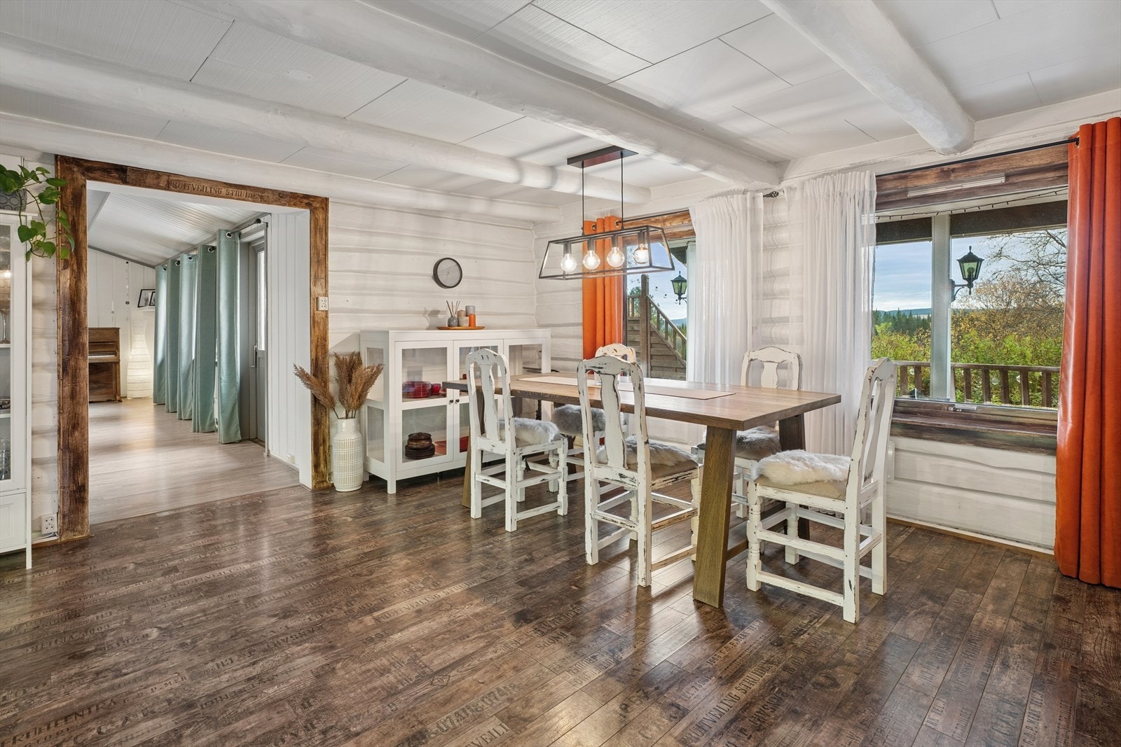 Legg merke til de originale laftede veggene i denne delen av huset. Galleribilde