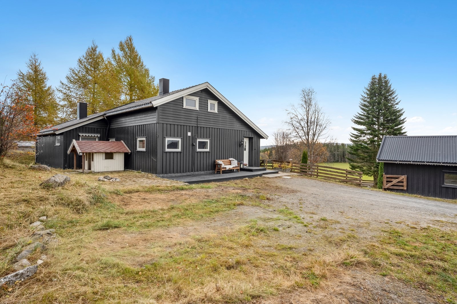 Enebolig med eiet tomt på over 2 mål i landlige omgivelser. Det er en vestvendt terrasse ved inngangspartiet. Det er også en liten lekestue utenfor huset. Galleribilde