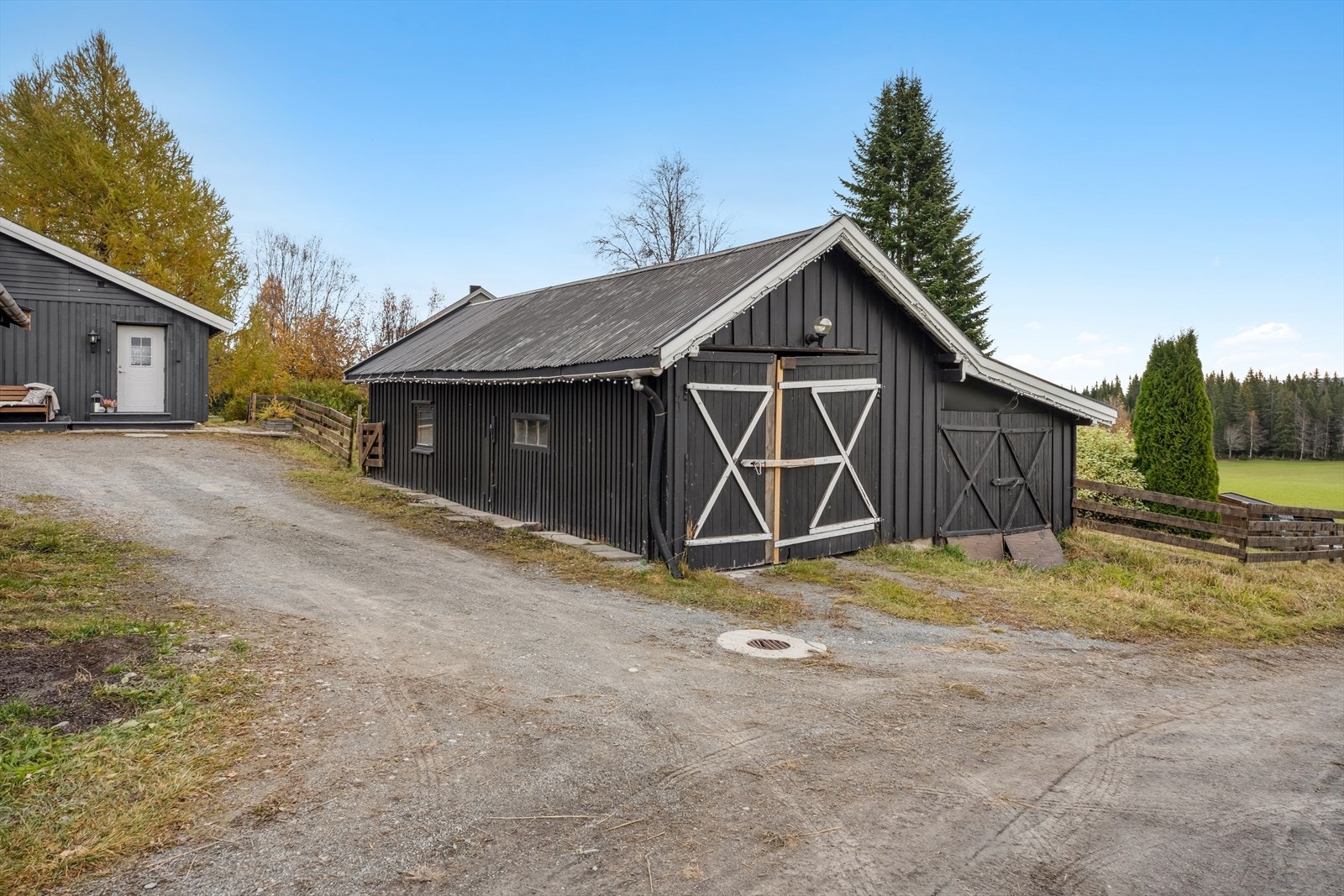 Eldre uthus med garasje og mulighet for snekkerbod og oppbevaring. Galleribilde