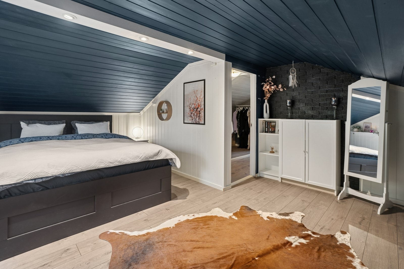 Hovedsoverom med downlights i taket. Galleribilde