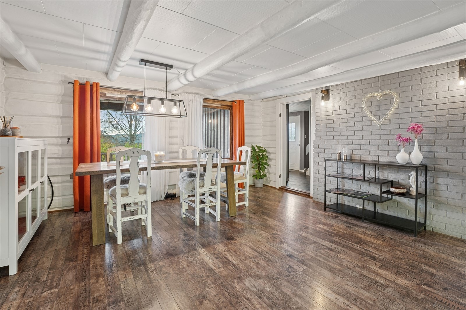 Kjøkkenet er i delvis åpen løsning med spisestuen. Her er det god plass til stor spisestueløsning ved vinduene. Galleribilde